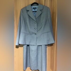 Evan Picone skirt suite. Size 18